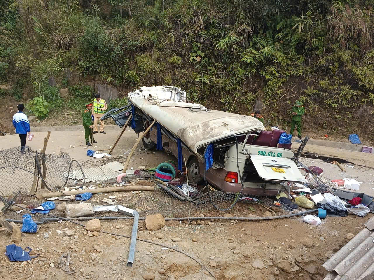 Vụ lật xe kh&aacute;ch khiến 9 người tử vong: Nạn nh&acirc;n hoảng sợ kể lại gi&acirc;y ph&uacute;t xe lao với tốc độ khủng khiếp- Ảnh 3.