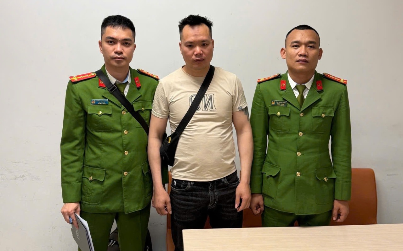 Vừa xuống s&acirc;n bay Nội B&agrave;i, L&ecirc; Văn H&ugrave;ng ra đầu th&uacute;- Ảnh 1.