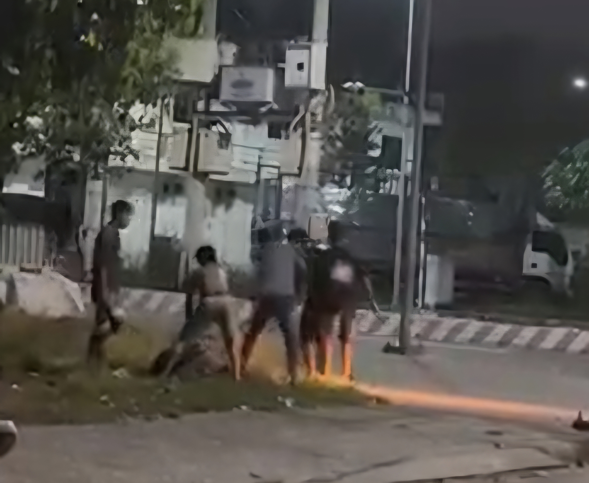 Nam thanh ni&ecirc;n &ocirc;m đầu li&ecirc;n tục n&oacute;i "em xin lỗi" trước v&ograve;ng v&acirc;y của nhiều đối tượng- Ảnh 1.