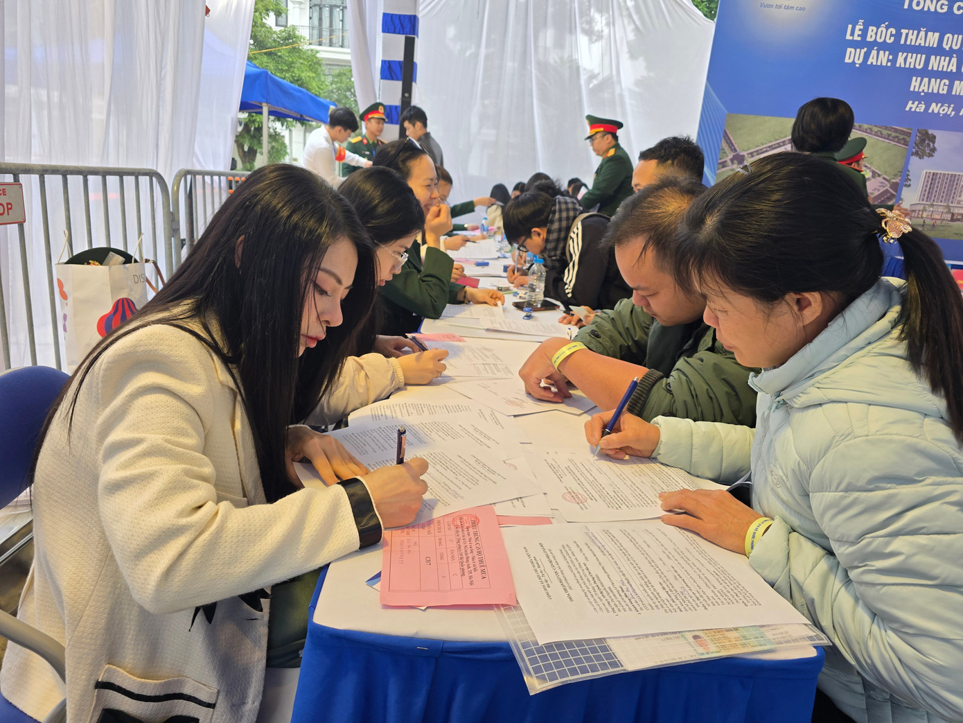 Hà Nội: Gần 1.000 khách hàng bốc thăm mua nhà ở xã hội Uy Nỗ- Ảnh 12.