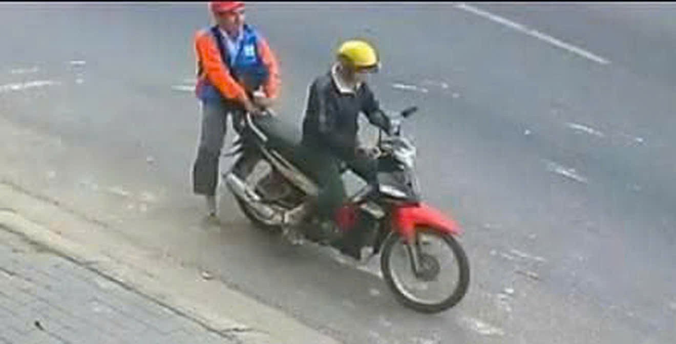 Cướp giật v&eacute; số giữa ban ng&agrave;y, người đ&agrave;n &ocirc;ng 71 tuổi bị bắt sau v&agrave;i giờ- Ảnh 1.