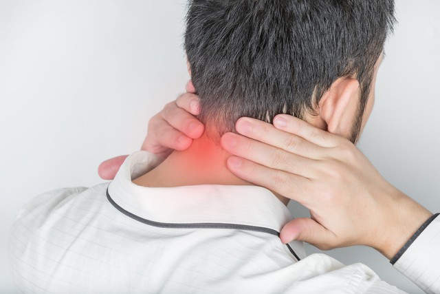 Khi cơ thể ph&aacute;t ra 4 t&iacute;n hiệu n&agrave;y, rất c&oacute; thể cột sống cổ đang "k&ecirc;u cứu": Đừng đợi đến l&uacute;c liệt mới hối hận- Ảnh 1.