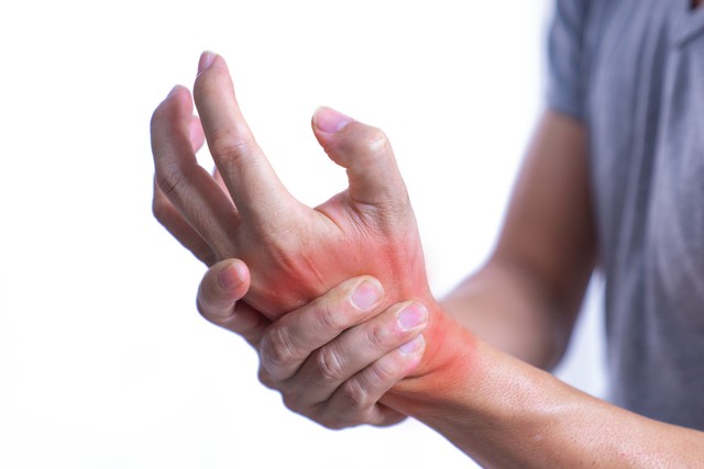 Khi cơ thể ph&aacute;t ra 4 t&iacute;n hiệu n&agrave;y, rất c&oacute; thể cột sống cổ đang "k&ecirc;u cứu": Đừng đợi đến l&uacute;c liệt mới hối hận- Ảnh 2.