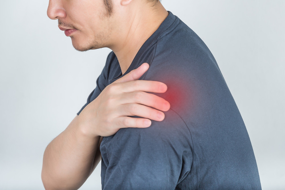 Khớp vai bị "d&ugrave;ng cho đến hỏng" như thế n&agrave;o? 4 th&oacute;i quen &acirc;m thầm ph&aacute; hủy vai, th&oacute;i quen cuối c&ugrave;ng thực sự bất ngờ!- Ảnh 4.