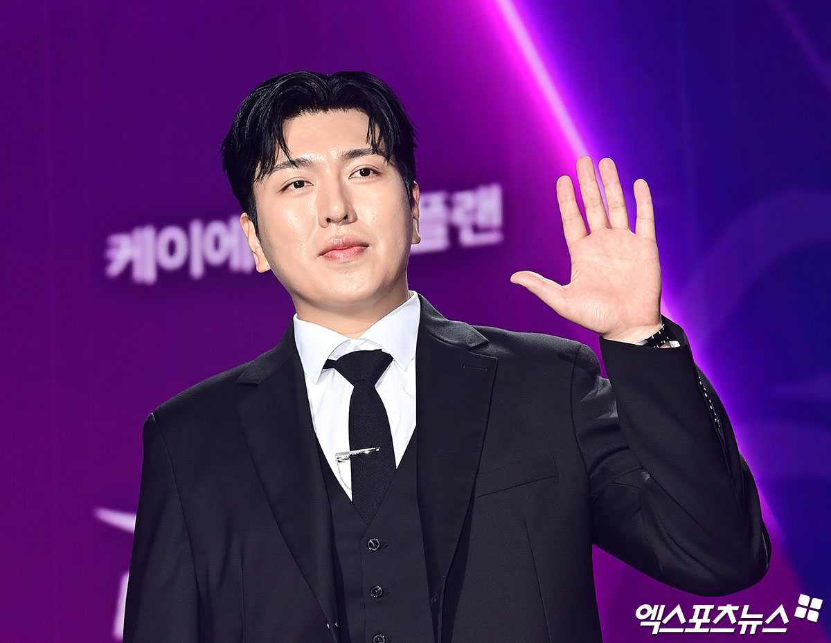 Si&ecirc;u thảm t&iacute;m APAN Star Awards 2025: IU h&oacute;a &ldquo;nữ thần m&ugrave;a xu&acirc;n&rdquo;, 2 bạn trai m&agrave;n ảnh của Yoona đụng độ- Ảnh 31.