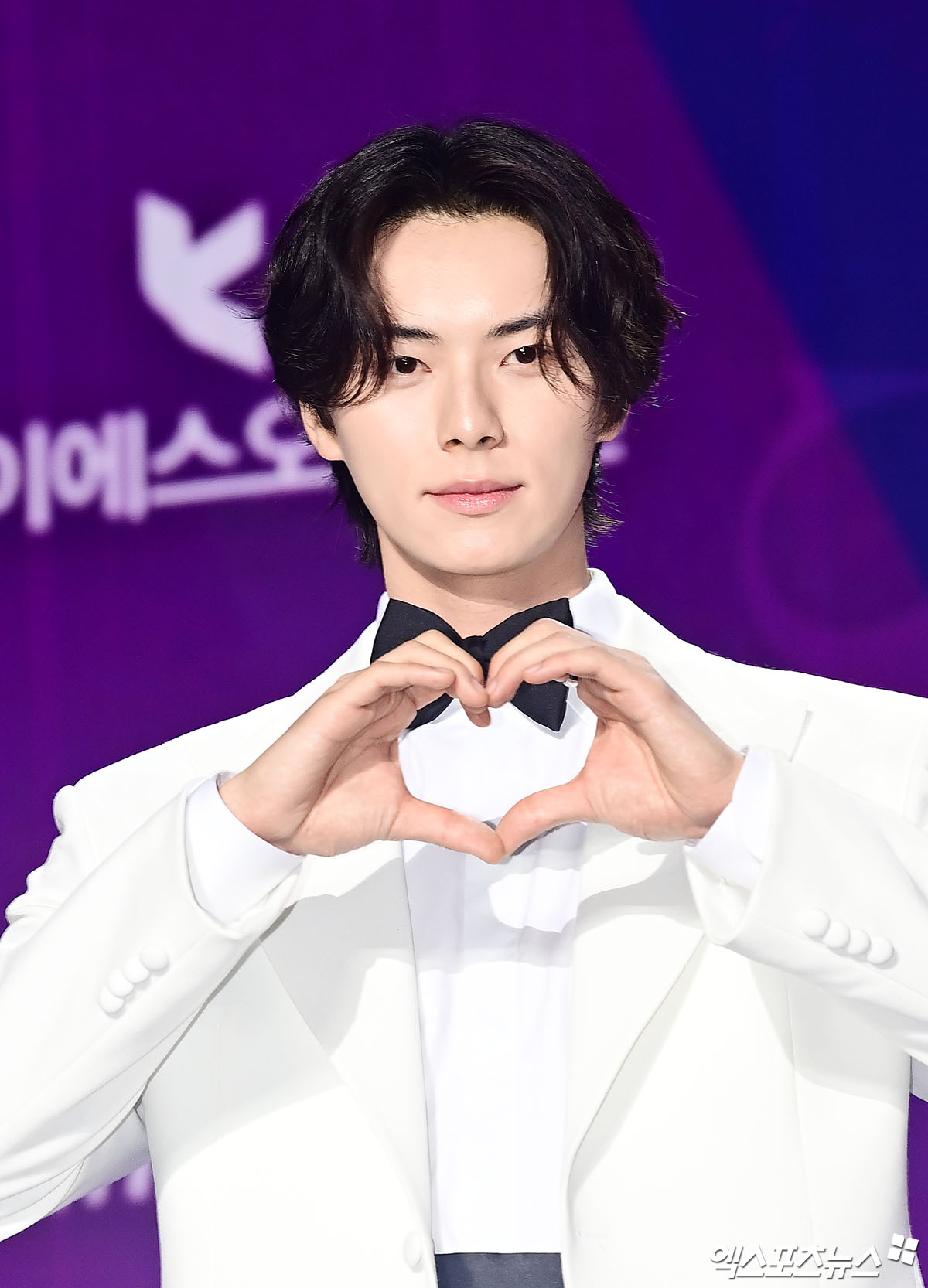 Si&ecirc;u thảm t&iacute;m APAN Star Awards 2025: IU h&oacute;a &ldquo;nữ thần m&ugrave;a xu&acirc;n&rdquo;, 2 bạn trai m&agrave;n ảnh của Yoona đụng độ- Ảnh 7.