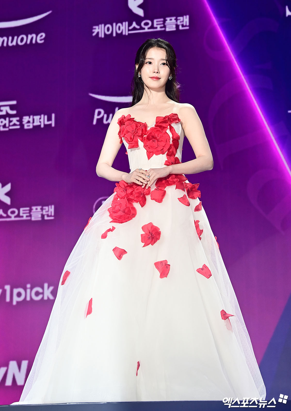 Si&ecirc;u thảm t&iacute;m APAN Star Awards 2025: IU h&oacute;a &ldquo;nữ thần m&ugrave;a xu&acirc;n&rdquo;, 2 bạn trai m&agrave;n ảnh của Yoona đụng độ- Ảnh 1.