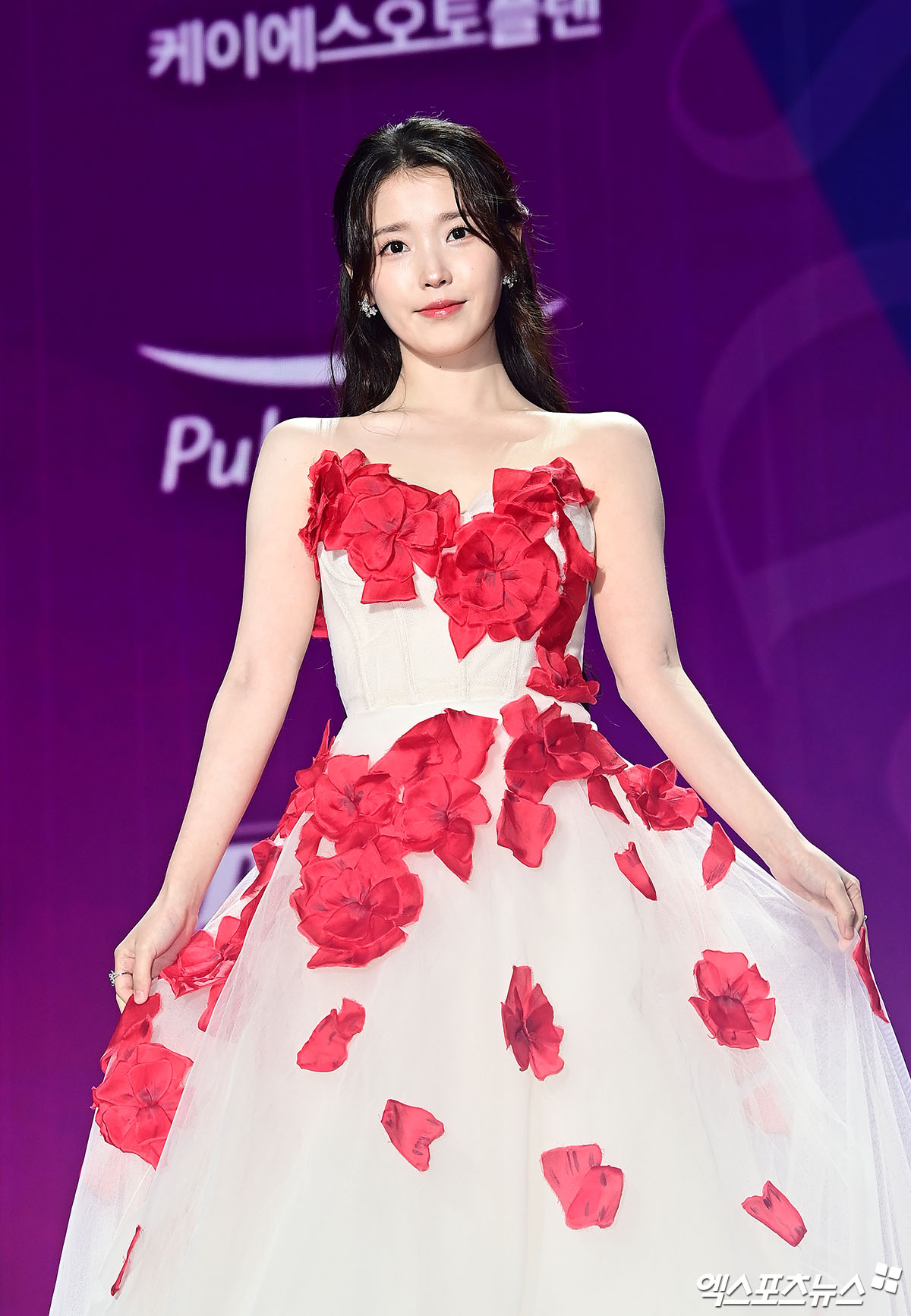 Si&ecirc;u thảm t&iacute;m APAN Star Awards 2025: IU h&oacute;a &ldquo;nữ thần m&ugrave;a xu&acirc;n&rdquo;, 2 bạn trai m&agrave;n ảnh của Yoona đụng độ- Ảnh 2.