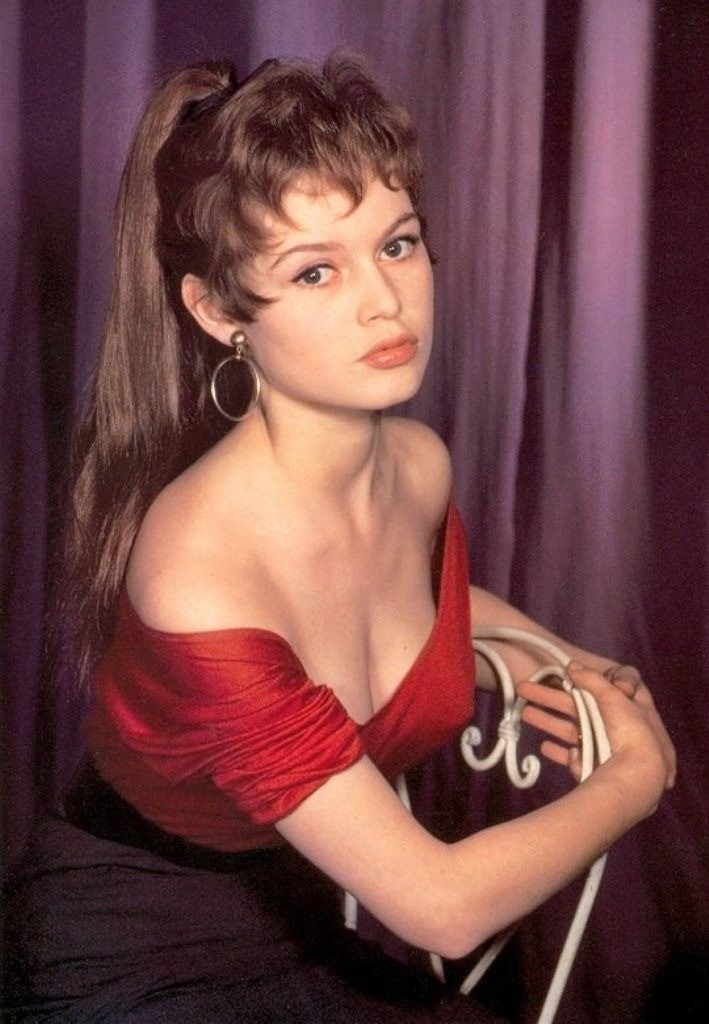 Nhan sắc ph&aacute; vỡ mọi chuẩn mực của biểu tượng điện ảnh vừa qua đời- Ảnh 11.