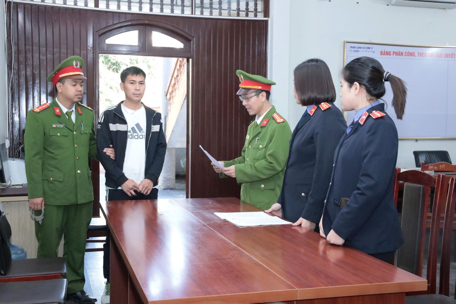 Bắt tạm giam chủ kho h&agrave;ng Nguyễn Văn Tuyền- Ảnh 1.