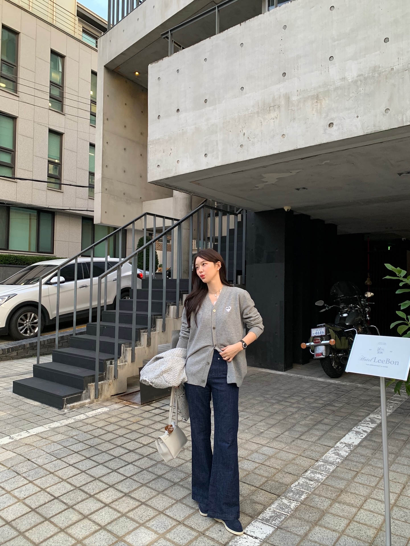 5 combo &aacute;o v&agrave; quần d&agrave;i cứ mặc l&agrave; s&agrave;nh điệu cho n&agrave;ng kh&ocirc;ng th&iacute;ch diện v&aacute;y- Ảnh 6.