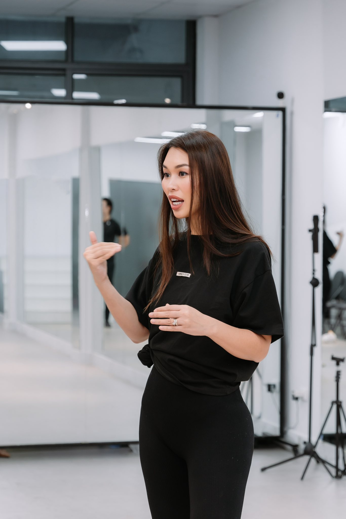 Si&ecirc;u mẫu H&agrave; Anh l&ecirc;n tiếng vụ bị r&eacute;o t&ecirc;n v&agrave;o b&agrave;i tố 