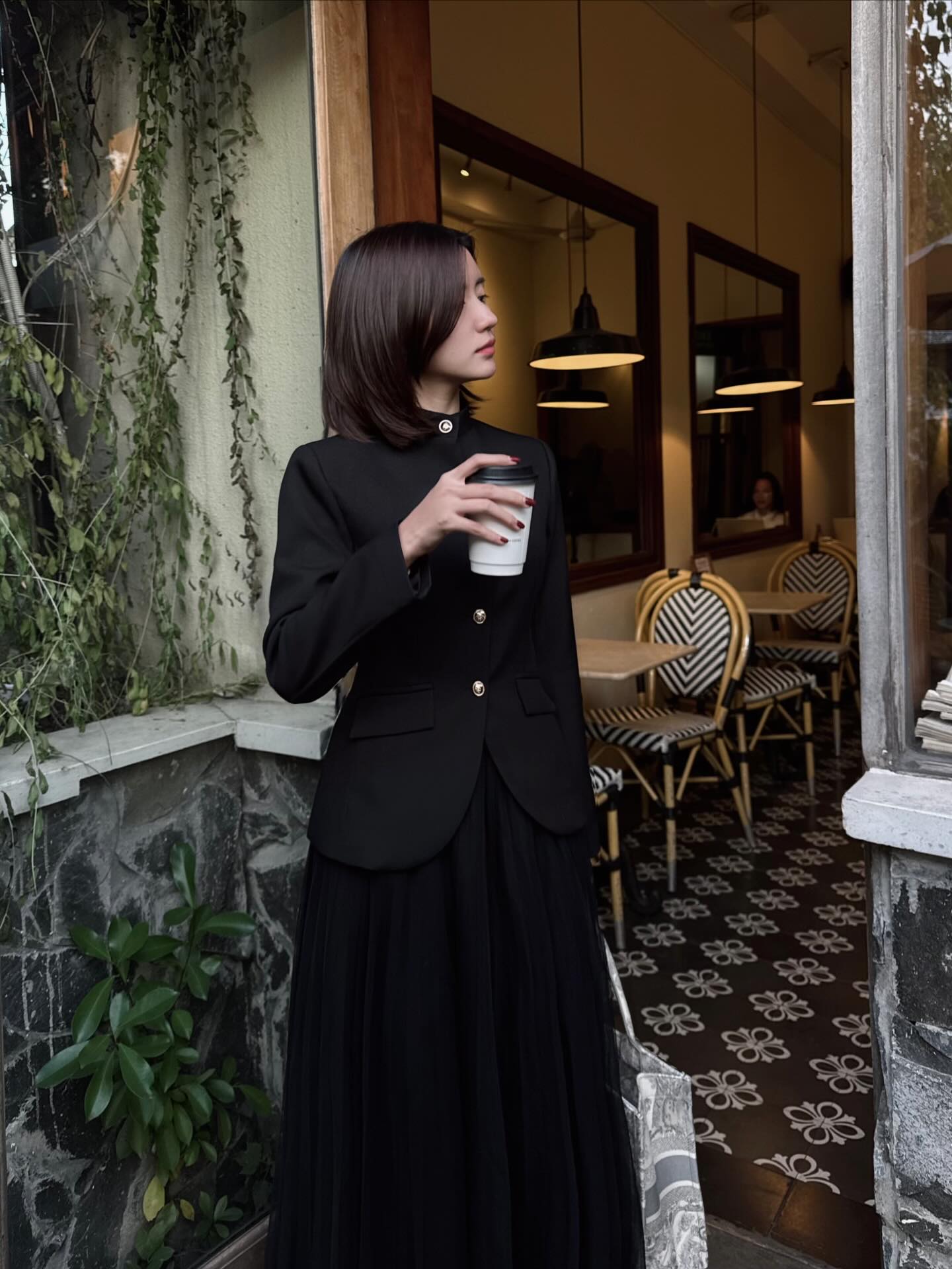 C&aacute;c mỹ nh&acirc;n Việt mặc đồ m&agrave;u trung t&iacute;nh đẹp tới mức n&agrave;y, chị em kh&ocirc;ng tham khảo qu&aacute; ph&iacute;- Ảnh 4.