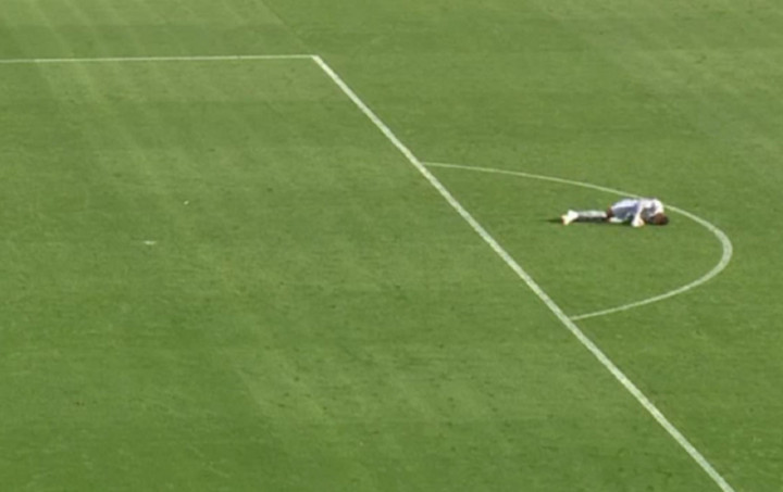 Thủ m&ocirc;n bất ngờ đổ gục ngay tr&ecirc;n s&acirc;n khiến cả kh&aacute;n đ&agrave;i 