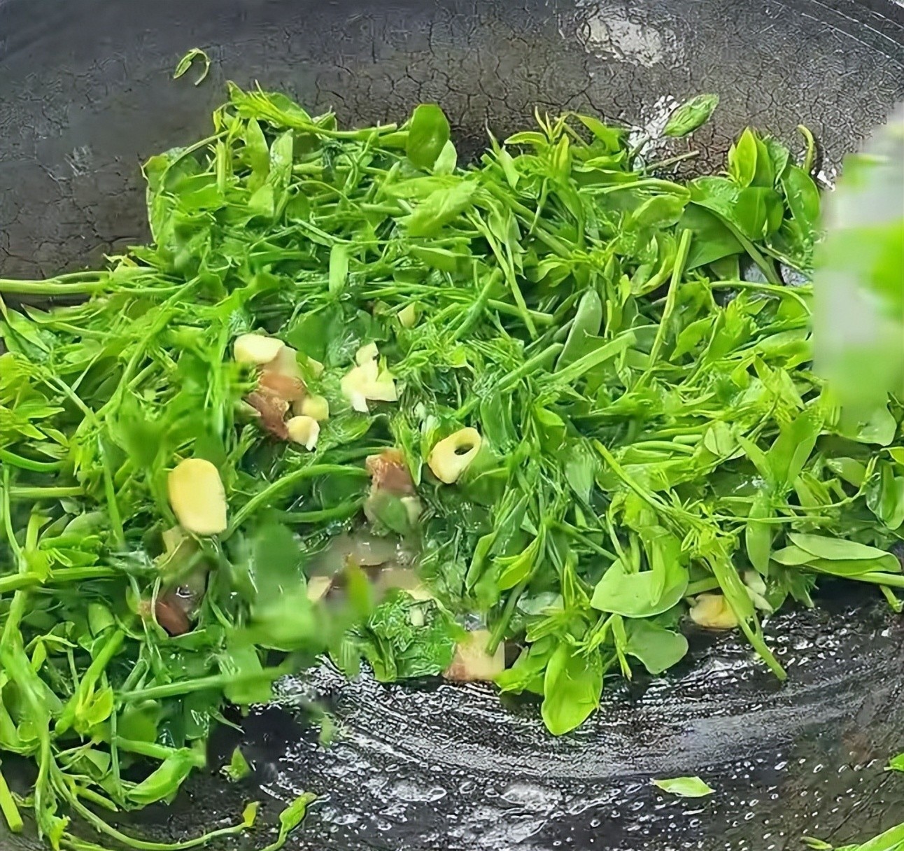 Loại rau xưa nay chỉ tuốt l&aacute; nấu canh, nhưng l&agrave;m theo c&aacute;ch n&agrave;y lại cực ngon, gi&ograve;n v&ocirc; c&ugrave;ng v&agrave; ai ăn cũng bất ngờ- Ảnh 7.