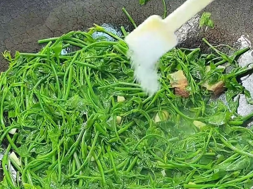 Loại rau xưa nay chỉ tuốt l&aacute; nấu canh, nhưng l&agrave;m theo c&aacute;ch n&agrave;y lại cực ngon, gi&ograve;n v&ocirc; c&ugrave;ng v&agrave; ai ăn cũng bất ngờ- Ảnh 8.