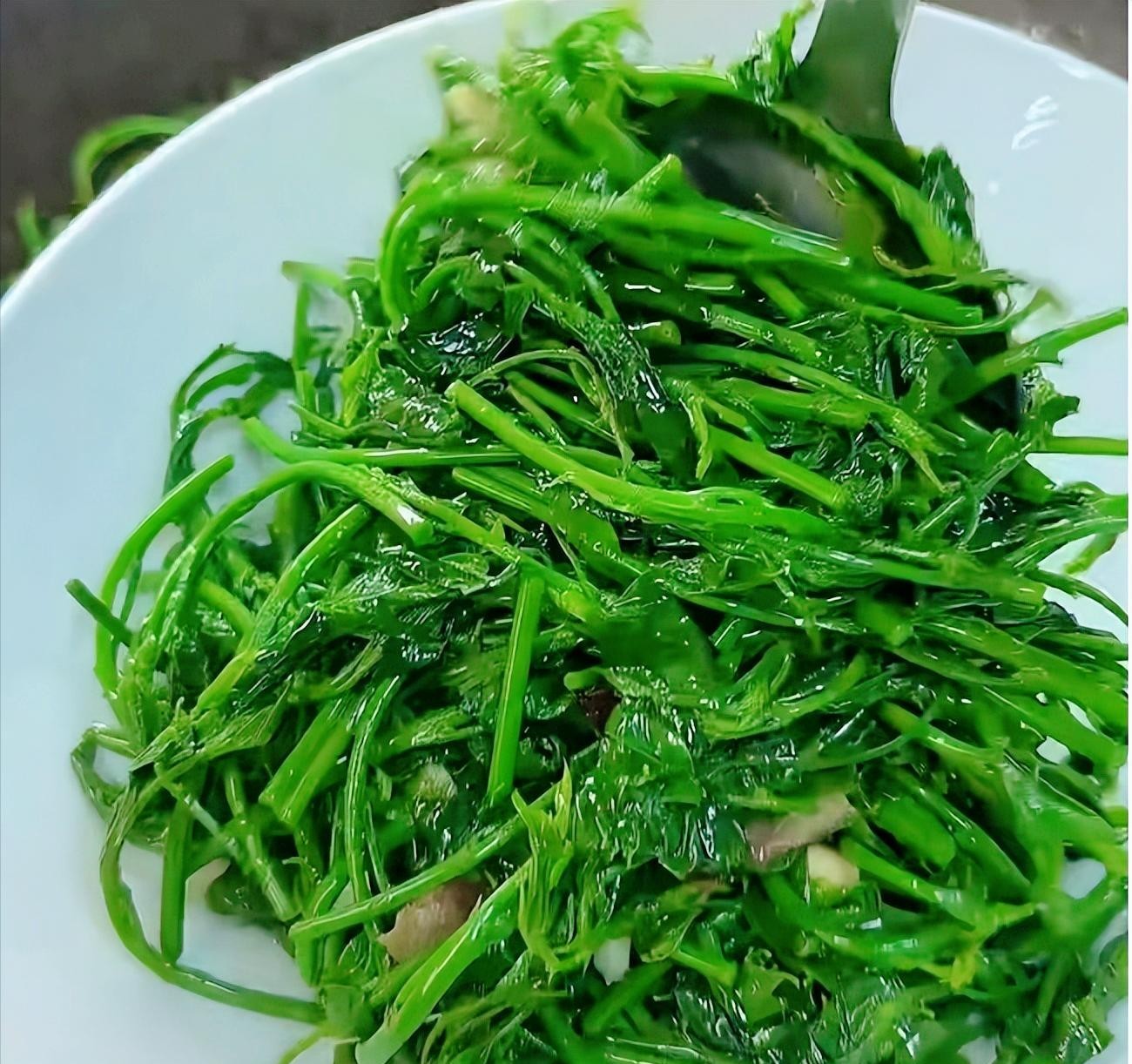 Loại rau xưa nay chỉ tuốt l&aacute; nấu canh, nhưng l&agrave;m theo c&aacute;ch n&agrave;y lại cực ngon, gi&ograve;n v&ocirc; c&ugrave;ng v&agrave; ai ăn cũng bất ngờ- Ảnh 9.