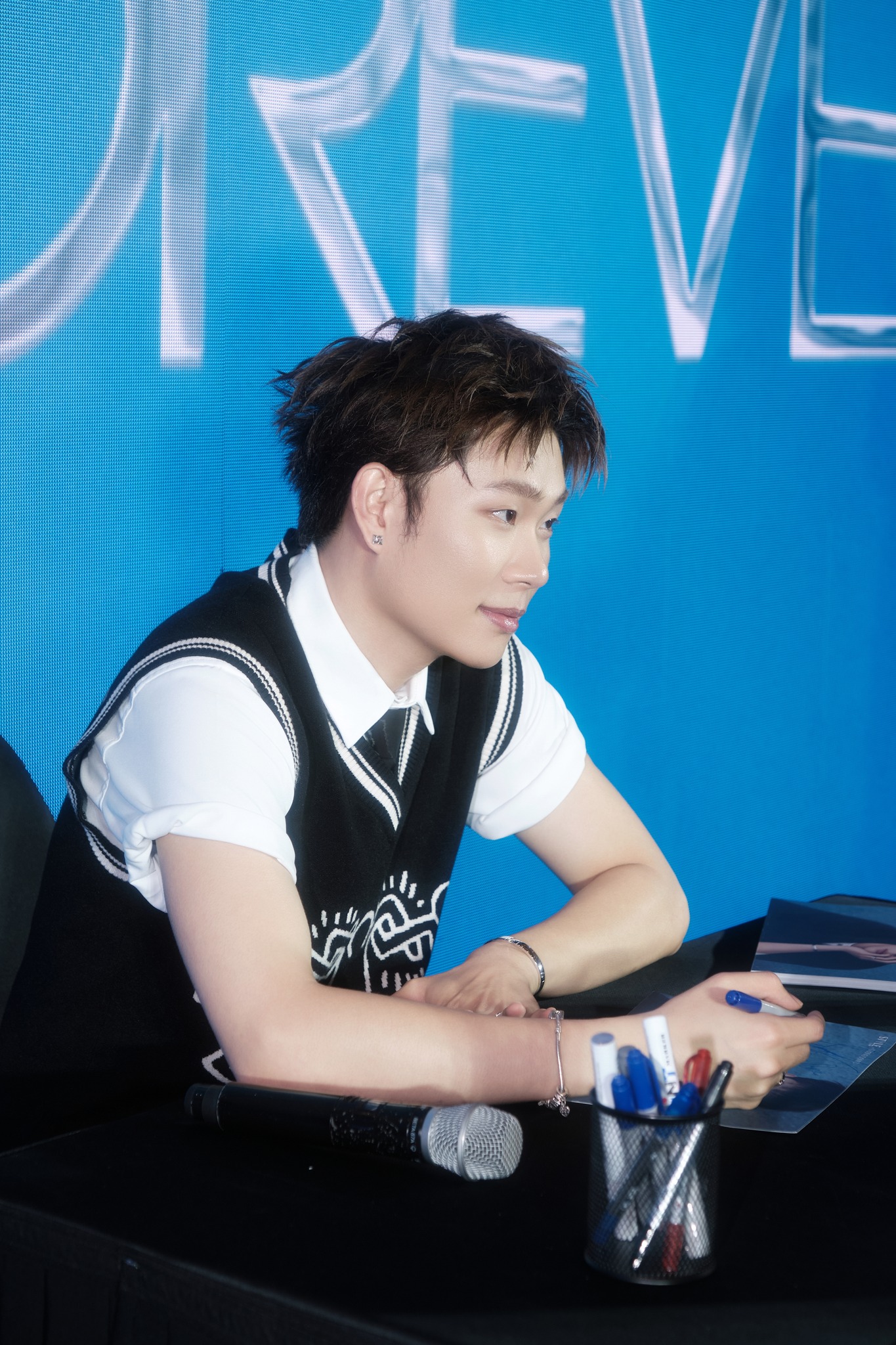 Dương Domic quỳ gối lạy fan- Ảnh 3.