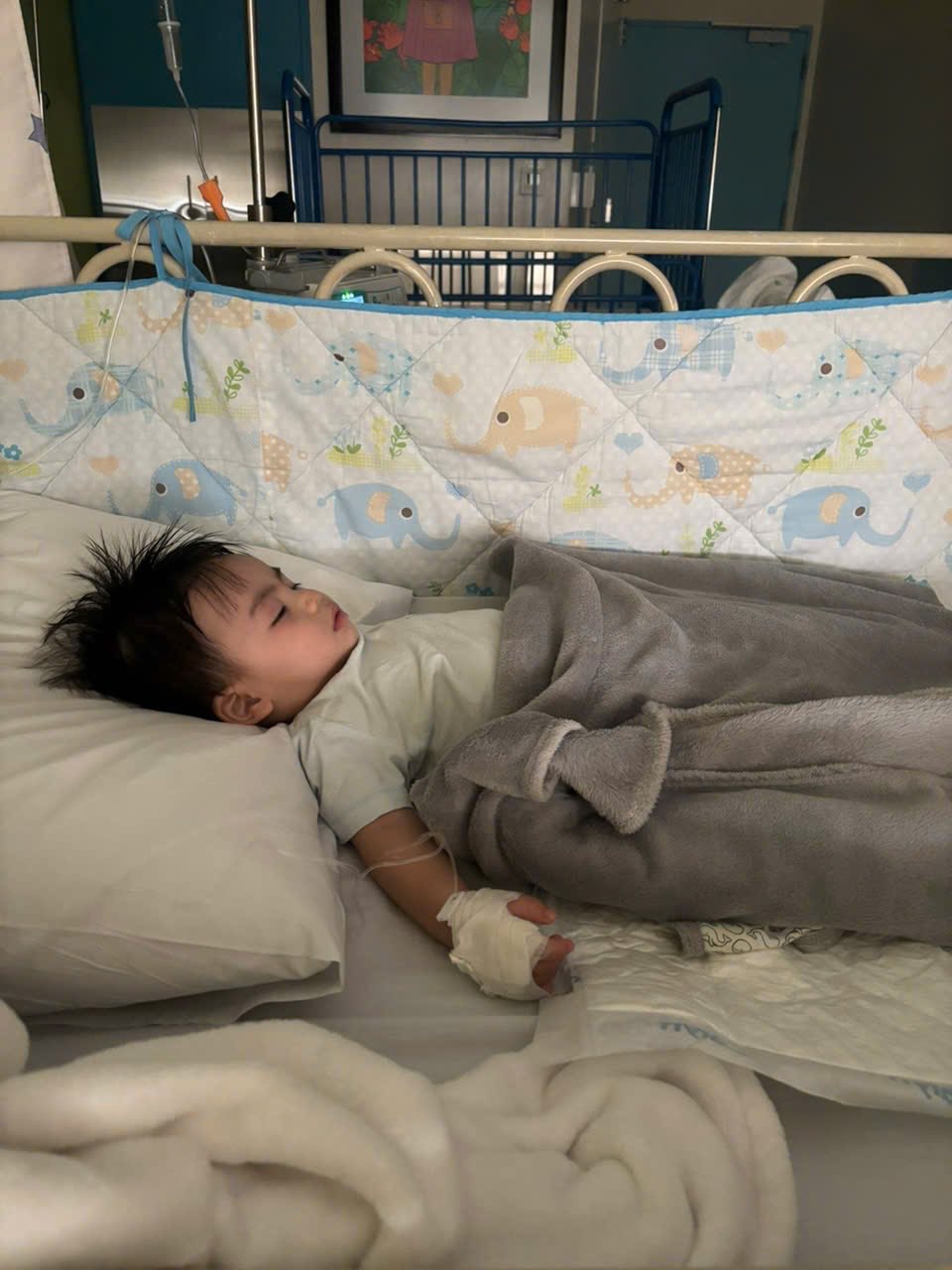 Sao Vbiz bất an v&igrave; con 2 ng&agrave;y 2 đ&ecirc;m kh&ocirc;ng ngủ, li&ecirc;n tục n&ocirc;n &oacute;i- Ảnh 2.