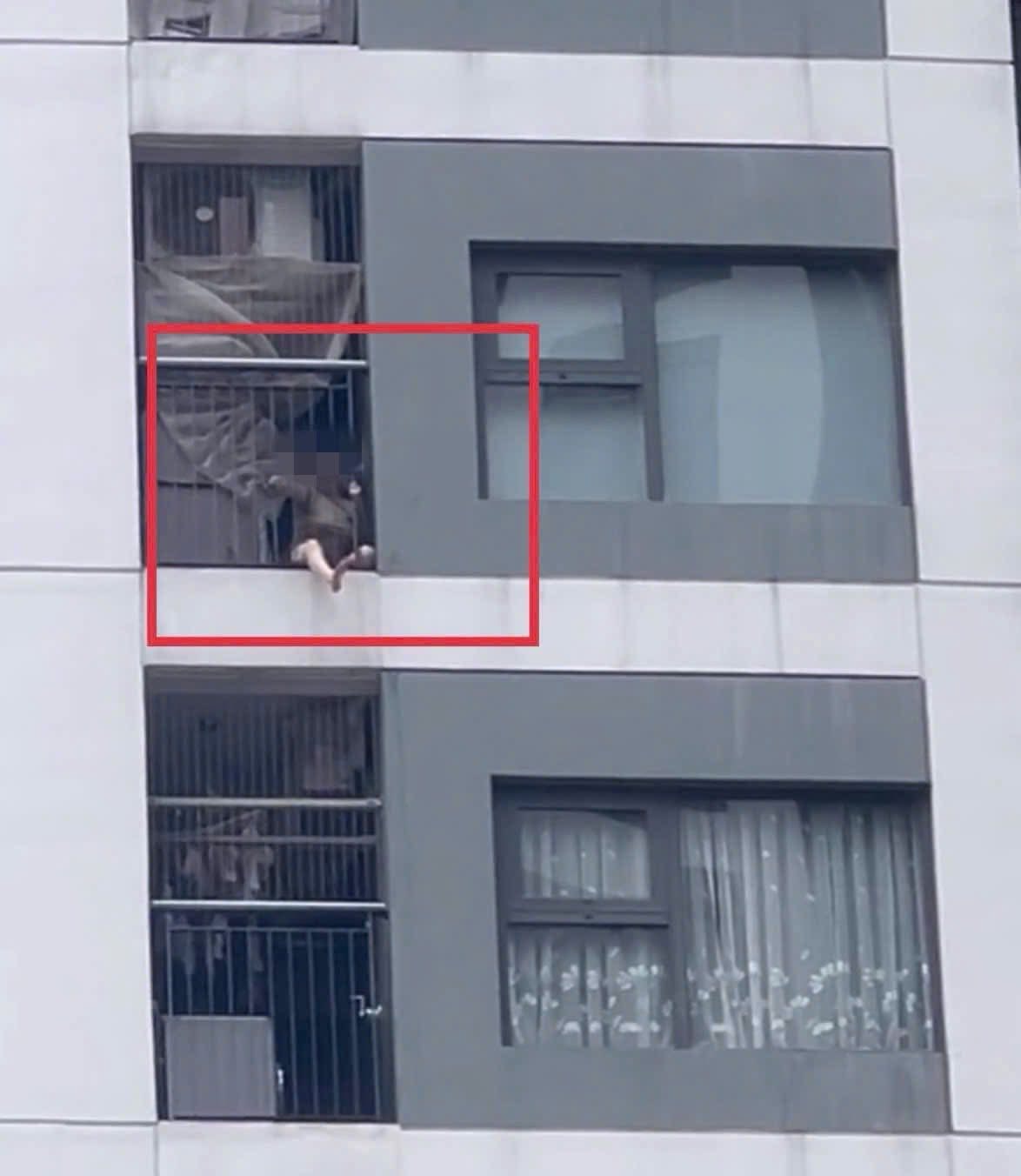 Bức ảnh chụp lô gia căn hộ chung cư khiến nhiều người giật mình thắc mắc: Sao có thể như vậy?- Ảnh 2. Bức ảnh chụp lô gia căn hộ chung cư khiến nhiều người giật mình thắc mắc: Sao có thể như vậy?- Ảnh 2.