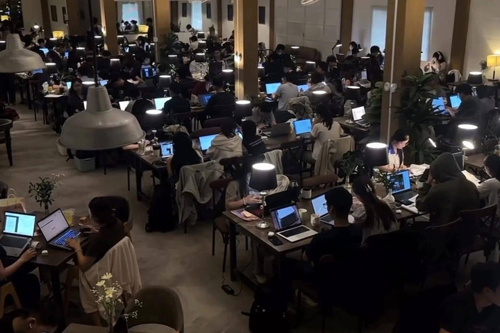 Bức ảnh 'hot' khiến d&acirc;n mạng tranh c&atilde;i việc &lsquo;học, l&agrave;m ở qu&aacute;n c&agrave; ph&ecirc; c&oacute; l&atilde;ng ph&iacute;&rsquo;- Ảnh 1.