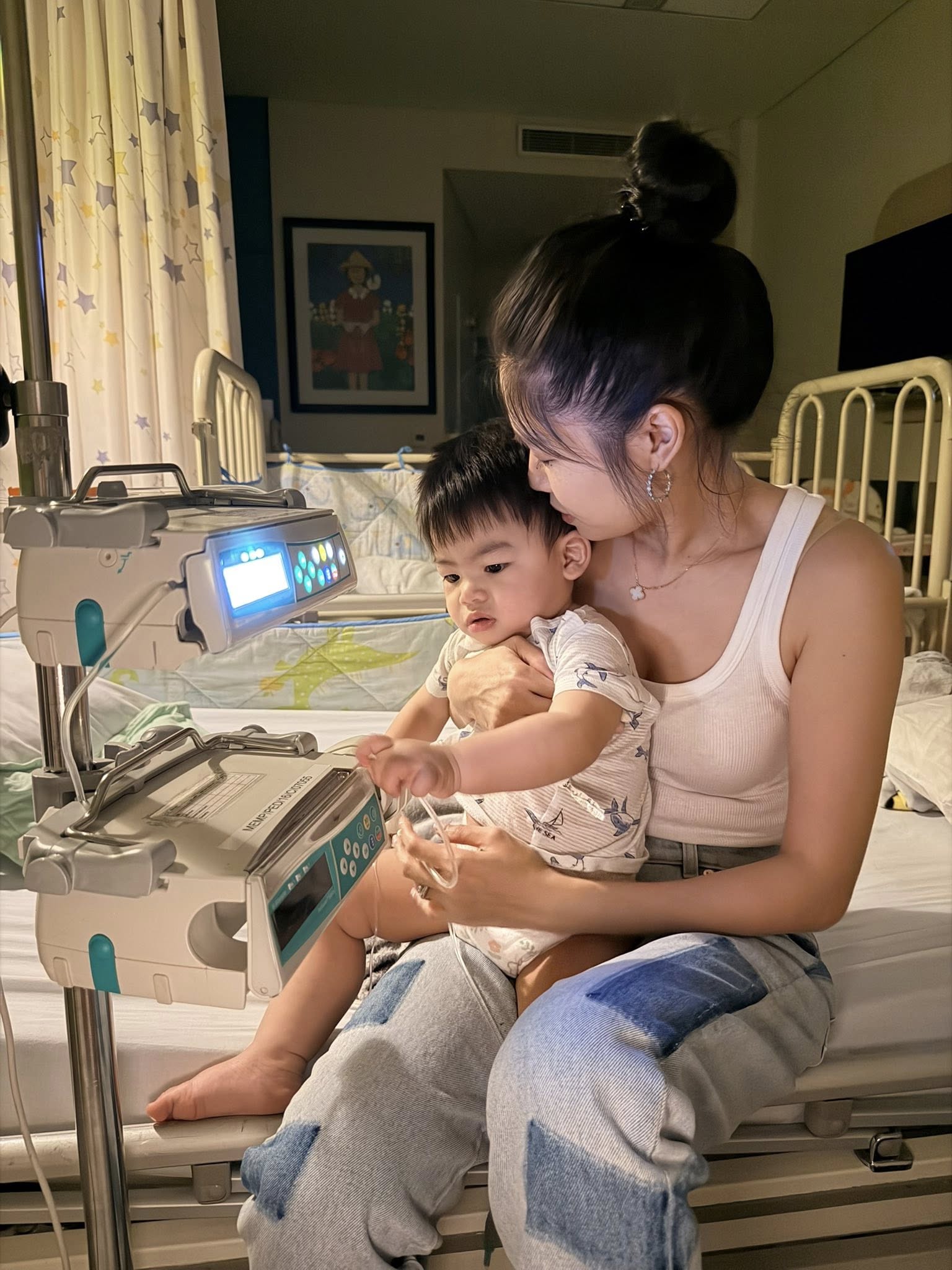 Sao Vbiz bất an v&igrave; con 2 ng&agrave;y 2 đ&ecirc;m kh&ocirc;ng ngủ, li&ecirc;n tục n&ocirc;n &oacute;i- Ảnh 3.