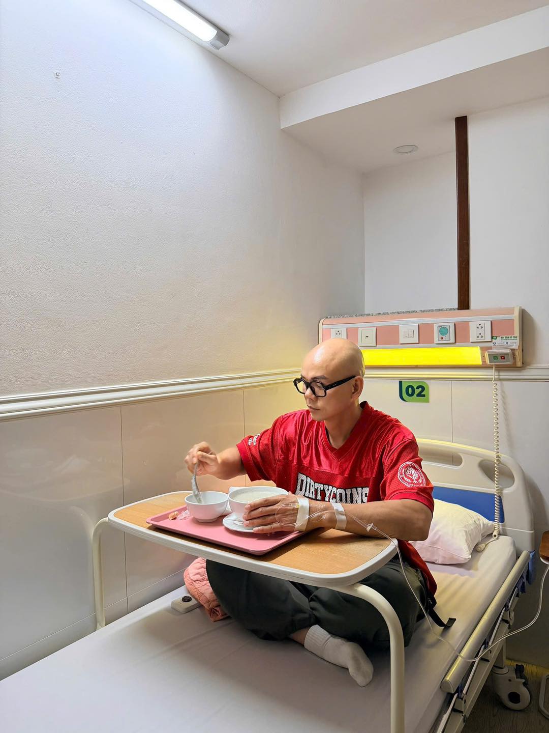 Nam ca sĩ Việt nhập viện vì kiệt sức, ngày chỉ ngủ 3 tiếng- Ảnh 2. Nam ca sĩ Việt nhập viện vì kiệt sức, ngày chỉ ngủ 3 tiếng- Ảnh 2.