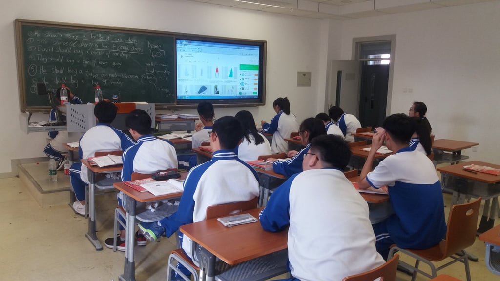 Đọc truyện trinh th&aacute;m qu&aacute; nhiều, học sinh d&ugrave;ng bụi phấn để bẻ kh&oacute;a k&eacute;t sắt điện thoại trong lớp- Ảnh 2.