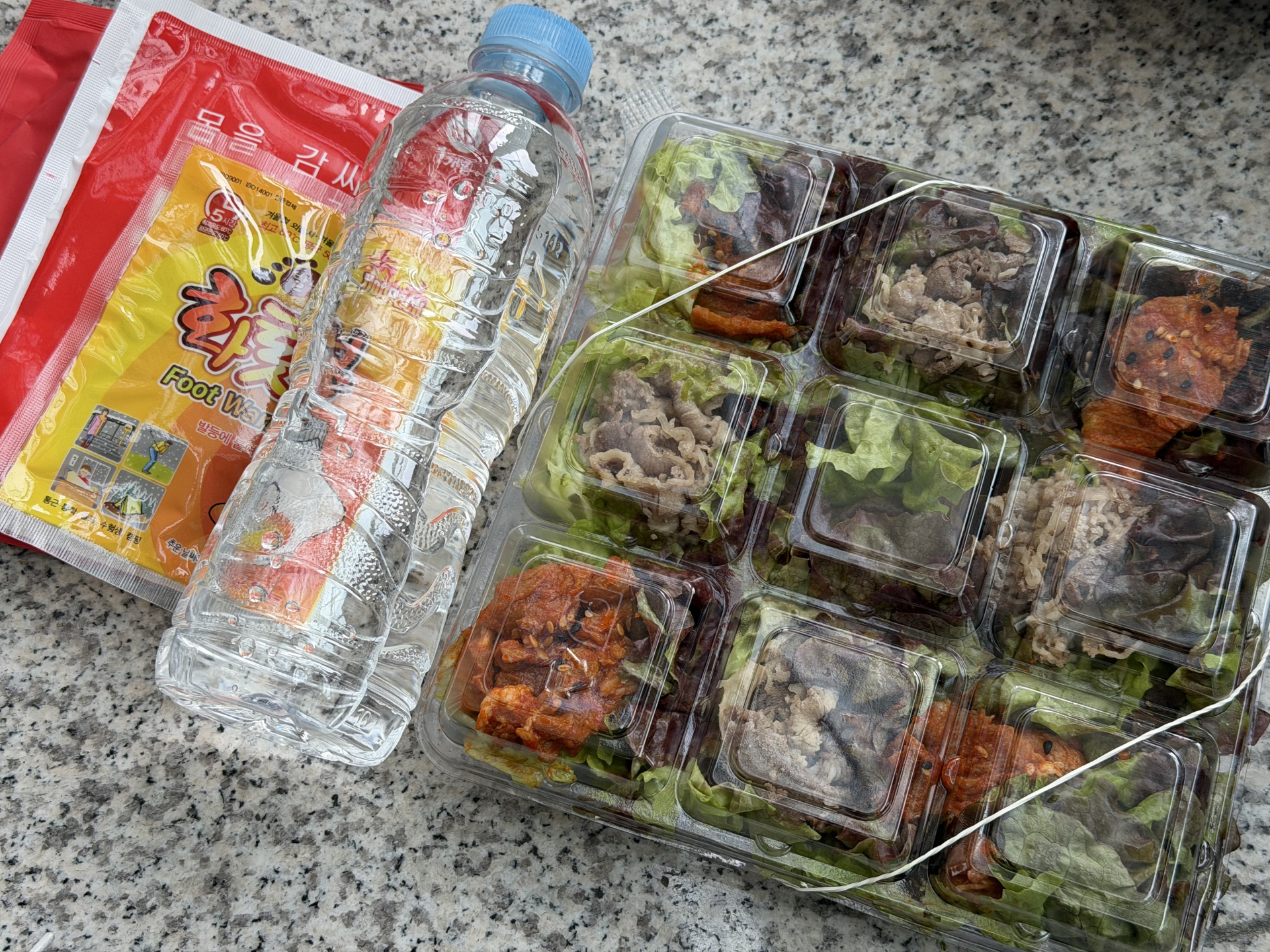 &Ecirc; chề chưa từng thấy trong lịch sử showbiz của nh&oacute;m nhạc nữ quốc d&acirc;n, fan vứt thẳng qu&agrave; tặng v&agrave;o th&ugrave;ng r&aacute;c- Ảnh 2.