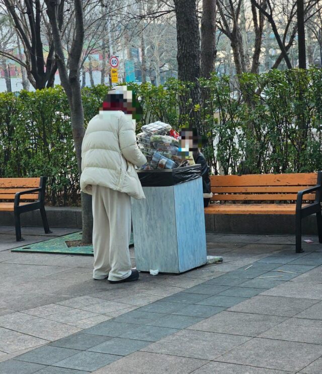 &Ecirc; chề chưa từng thấy trong lịch sử showbiz của nh&oacute;m nhạc nữ quốc d&acirc;n, fan vứt thẳng qu&agrave; tặng v&agrave;o th&ugrave;ng r&aacute;c- Ảnh 1.