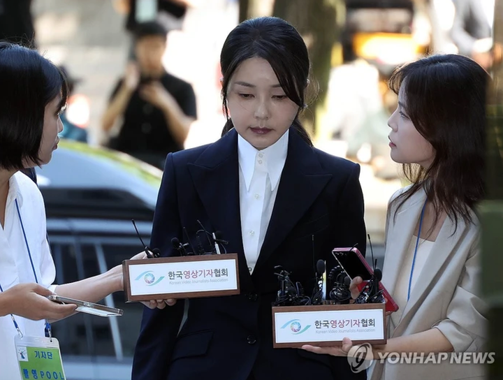 Cựu đệ nhất phu nh&acirc;n H&agrave;n Quốc bị c&aacute;o buộc nhận hối lộ t&uacute;i Chanel, Dior sang chảnh- Ảnh 1.