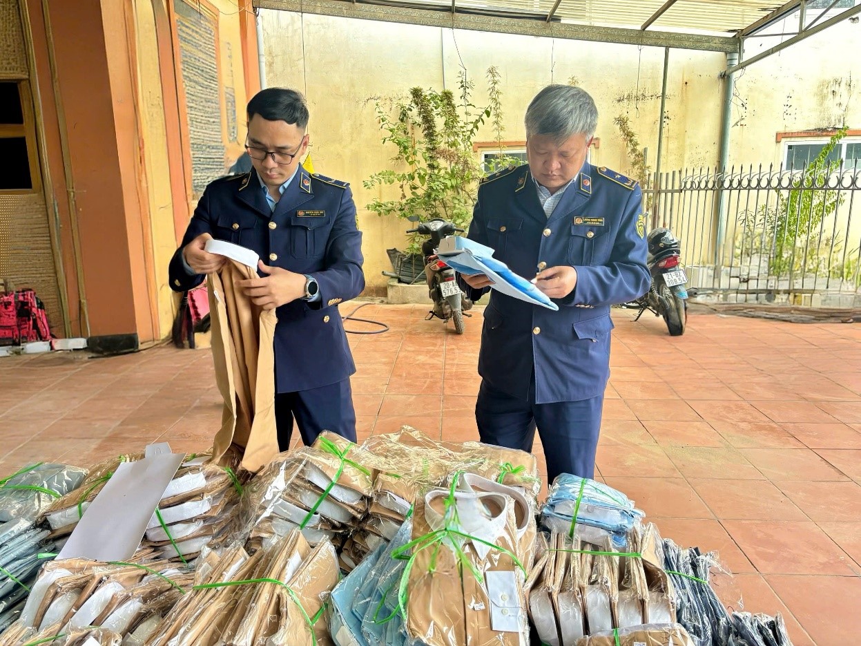 Cao điểm chống h&agrave;ng giả, h&agrave;ng k&eacute;m chất lượng cuối năm: QLTT cả nước đồng loạt ra qu&acirc;n, thu giữ hơn 2,2 tấn l&aacute; thuốc, gần 5 tấn thịt bẩn, h&agrave;ng ngh&igrave;n sản phẩm vi phạm- Ảnh 1.
