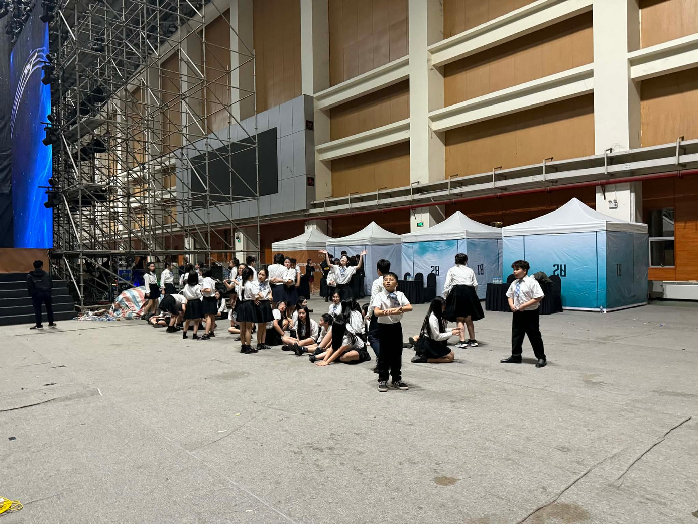 Show nhạc ở H&agrave; Nội kh&aacute;n giả tới mới th&ocirc;ng b&aacute;o hủy: B&agrave;i học nh&atilde;n tiền- Ảnh 8.