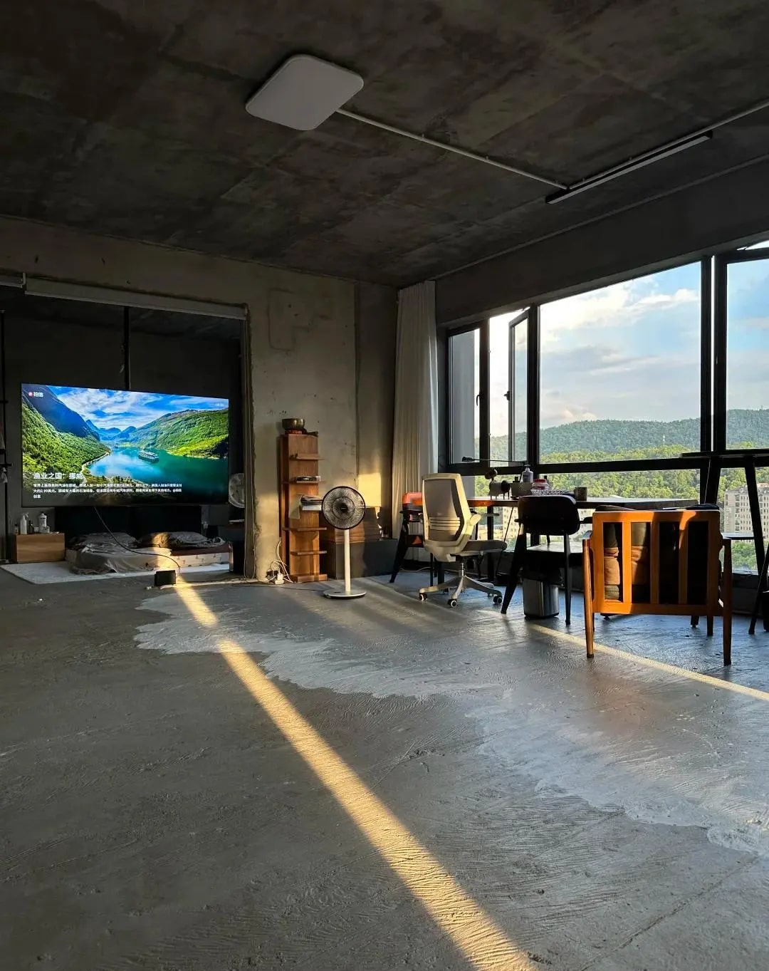 Chàng trai sống “trần trụi” giữa sàn vữa tường xi măng hút 500.000 like- Ảnh 1. Chàng trai sống “trần trụi” giữa sàn vữa tường xi măng hút 500.000 like- Ảnh 1.