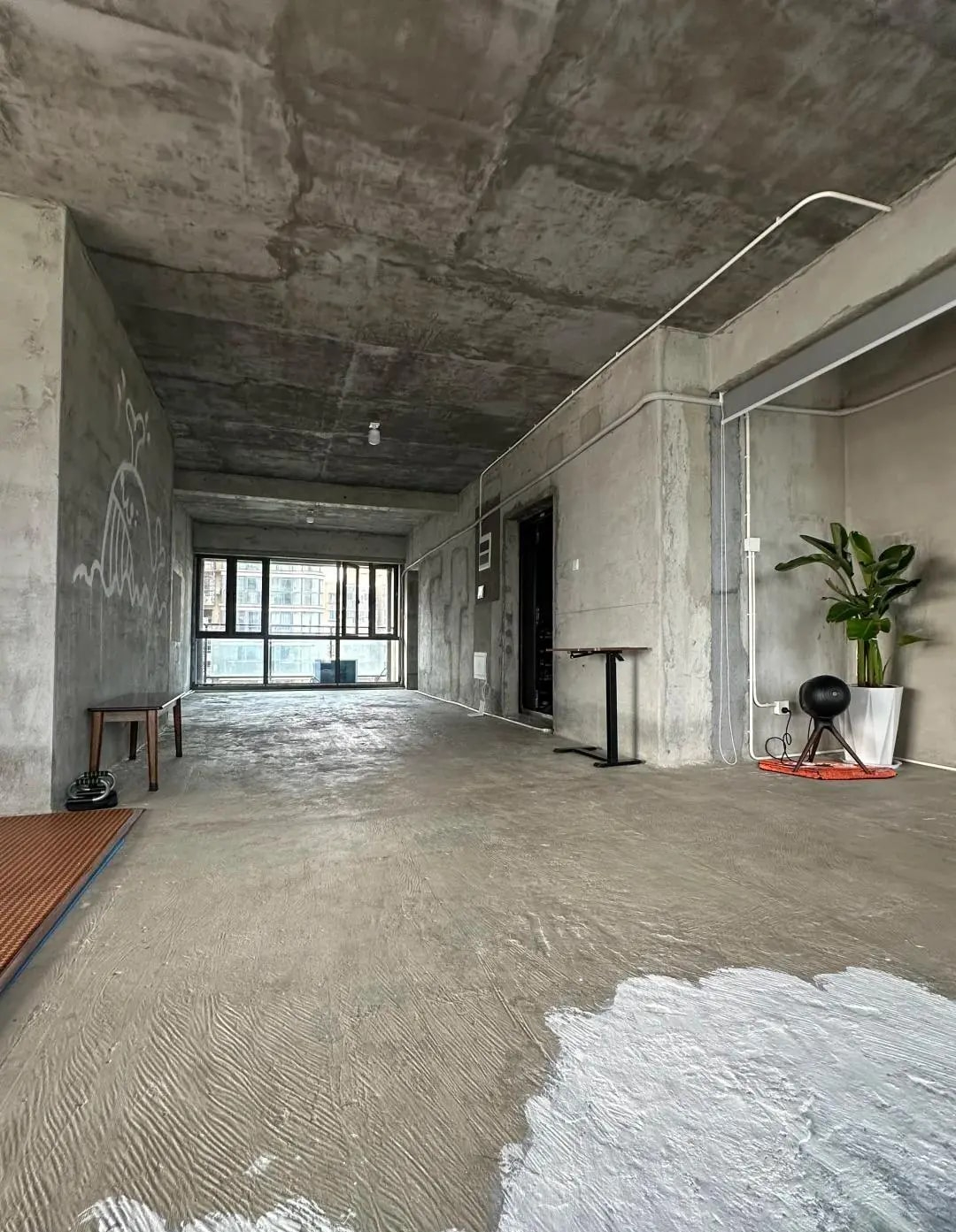 Chàng trai sống “trần trụi” giữa sàn vữa tường xi măng hút 500.000 like- Ảnh 2. Chàng trai sống “trần trụi” giữa sàn vữa tường xi măng hút 500.000 like- Ảnh 2.