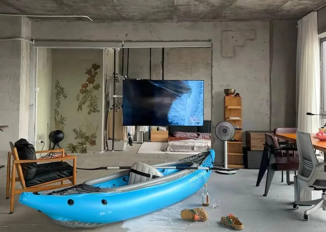 Chàng trai sống “trần trụi” giữa sàn vữa tường xi măng hút 500.000 like- Ảnh 3. Chàng trai sống “trần trụi” giữa sàn vữa tường xi măng hút 500.000 like- Ảnh 3.