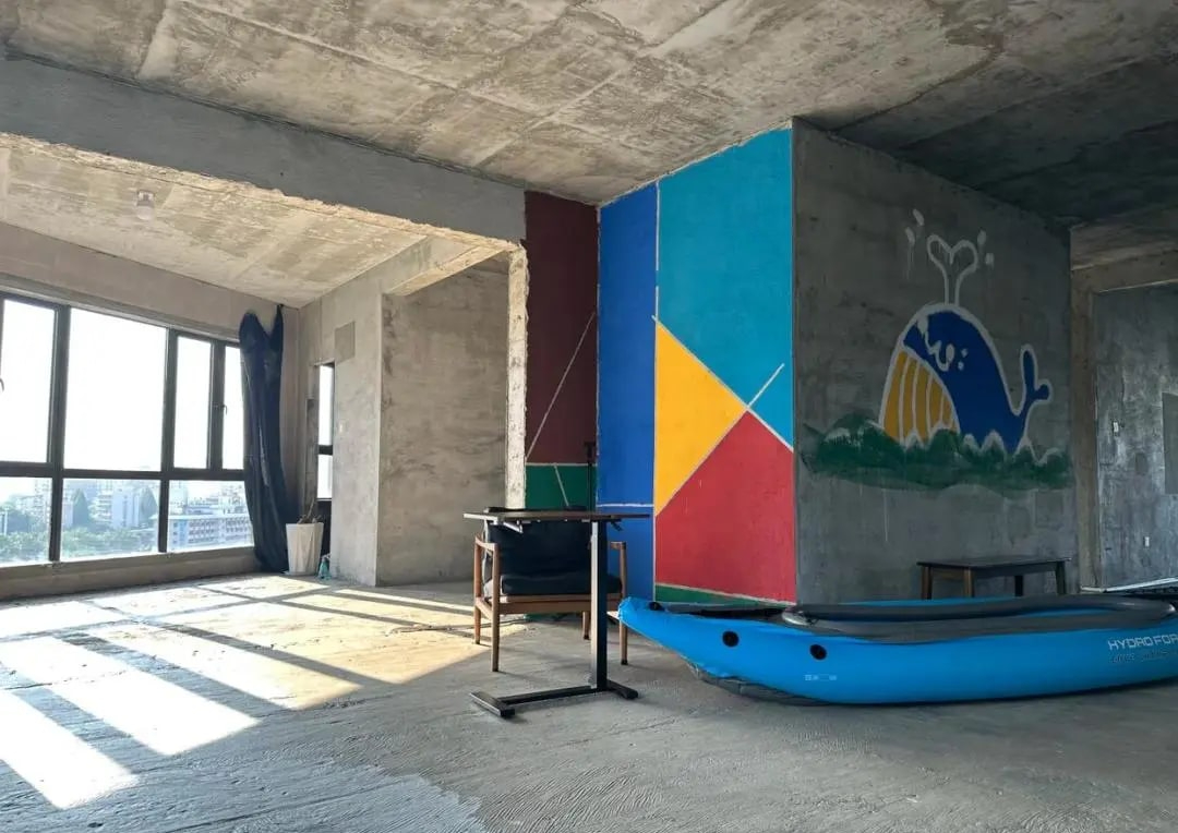 Chàng trai sống “trần trụi” giữa sàn vữa tường xi măng hút 500.000 like- Ảnh 4. Chàng trai sống “trần trụi” giữa sàn vữa tường xi măng hút 500.000 like- Ảnh 4.