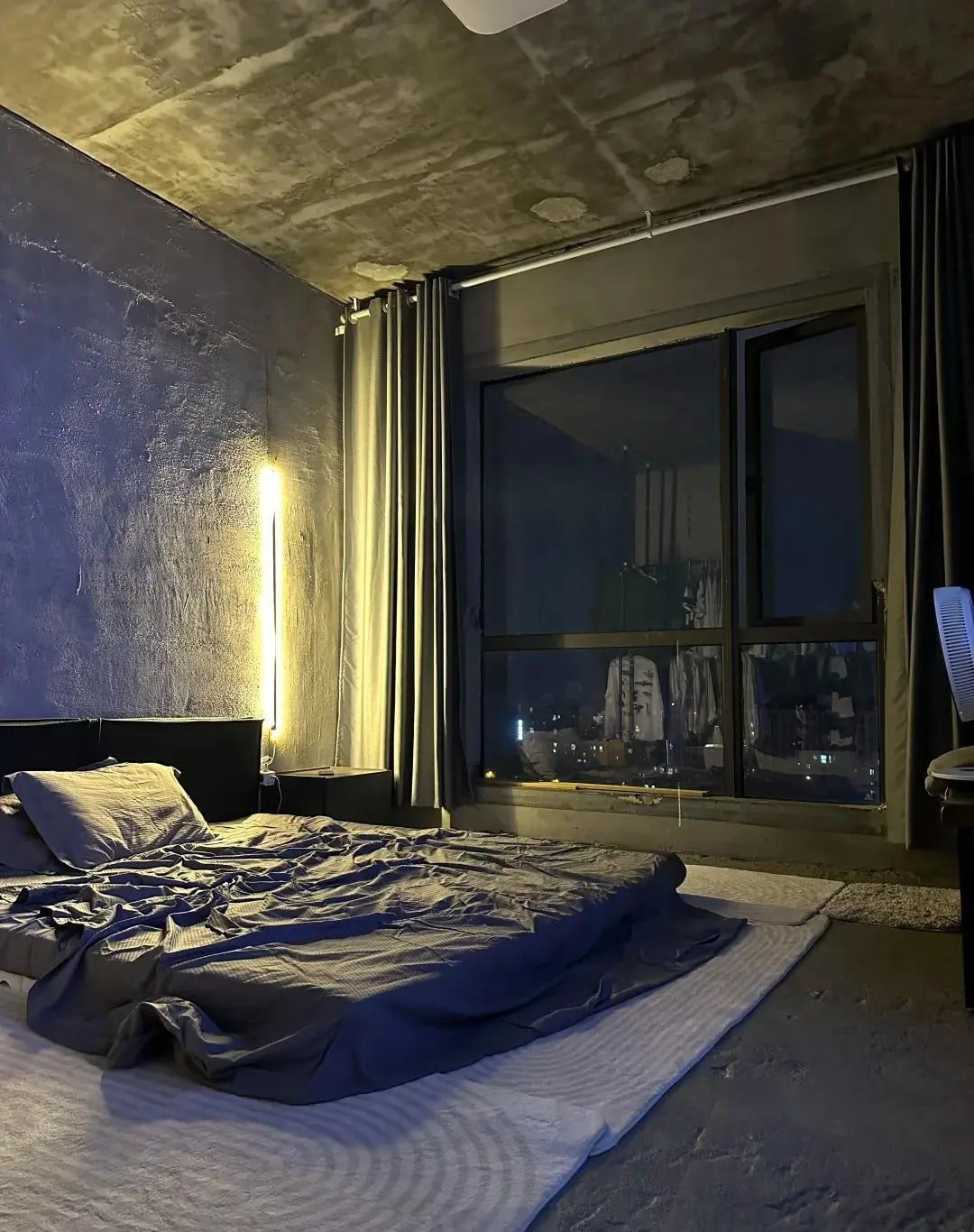 Chàng trai sống “trần trụi” giữa sàn vữa tường xi măng hút 500.000 like- Ảnh 5. Chàng trai sống “trần trụi” giữa sàn vữa tường xi măng hút 500.000 like- Ảnh 5.