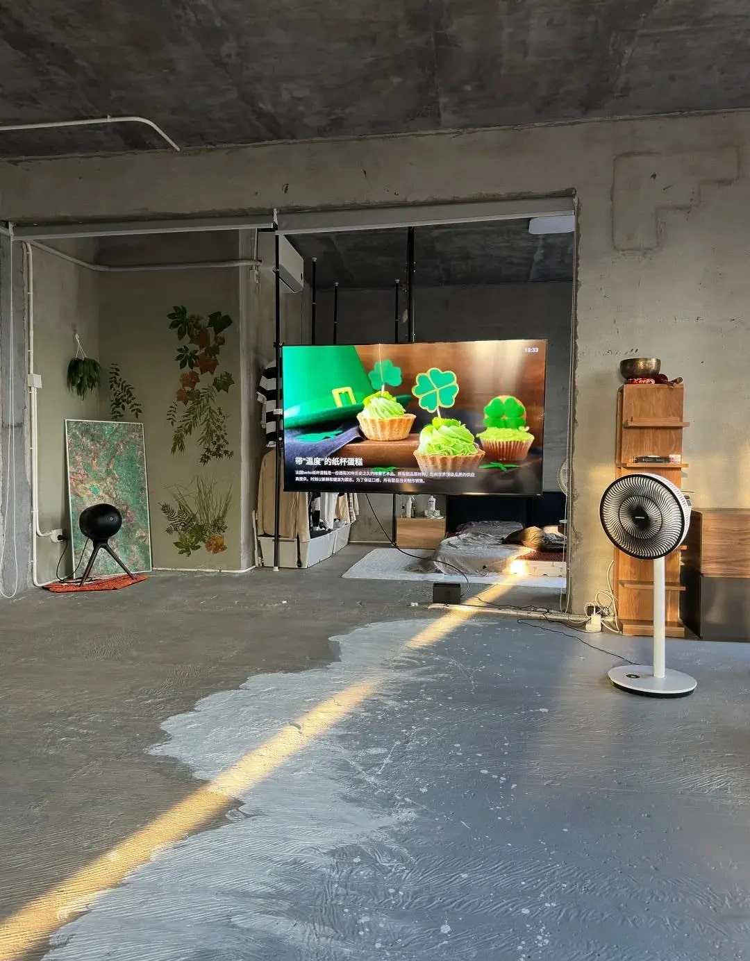 Chàng trai sống “trần trụi” giữa sàn vữa tường xi măng hút 500.000 like- Ảnh 6. Chàng trai sống “trần trụi” giữa sàn vữa tường xi măng hút 500.000 like- Ảnh 6.