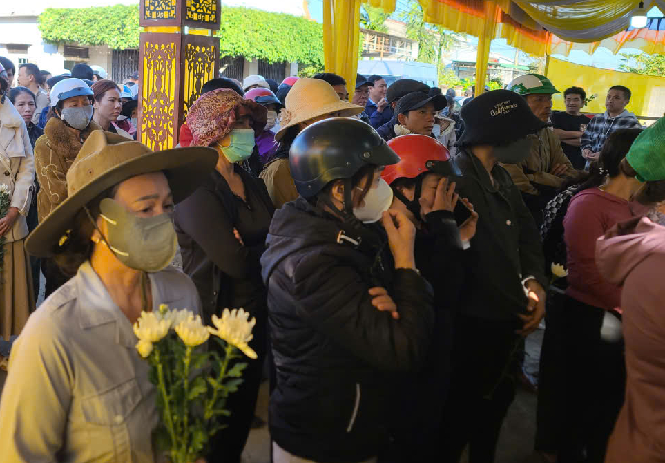 CLIP: X&uacute;c động d&ograve;ng người tiễn đưa 4 nạn nh&acirc;n trong vụ ch&aacute;y nh&agrave;- Ảnh 2.