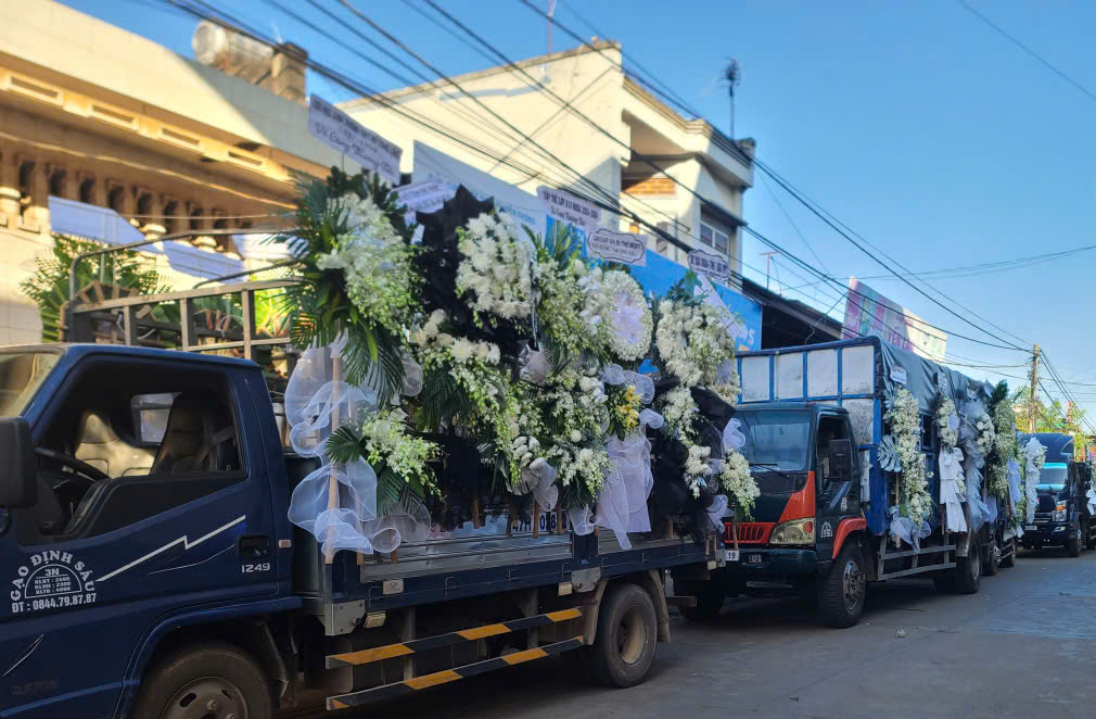 CLIP: X&uacute;c động d&ograve;ng người tiễn đưa 4 nạn nh&acirc;n trong vụ ch&aacute;y nh&agrave;- Ảnh 4.