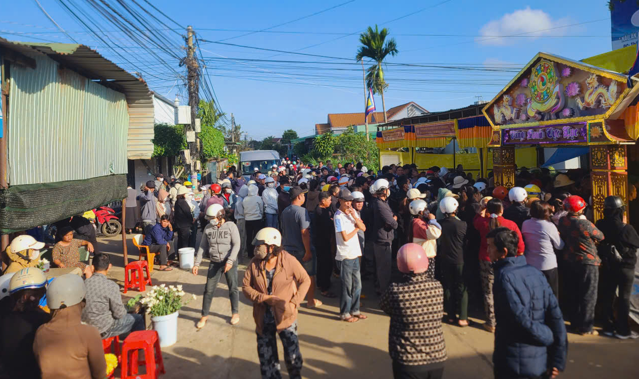 CLIP: X&uacute;c động d&ograve;ng người tiễn đưa 4 nạn nh&acirc;n trong vụ ch&aacute;y nh&agrave;- Ảnh 3.