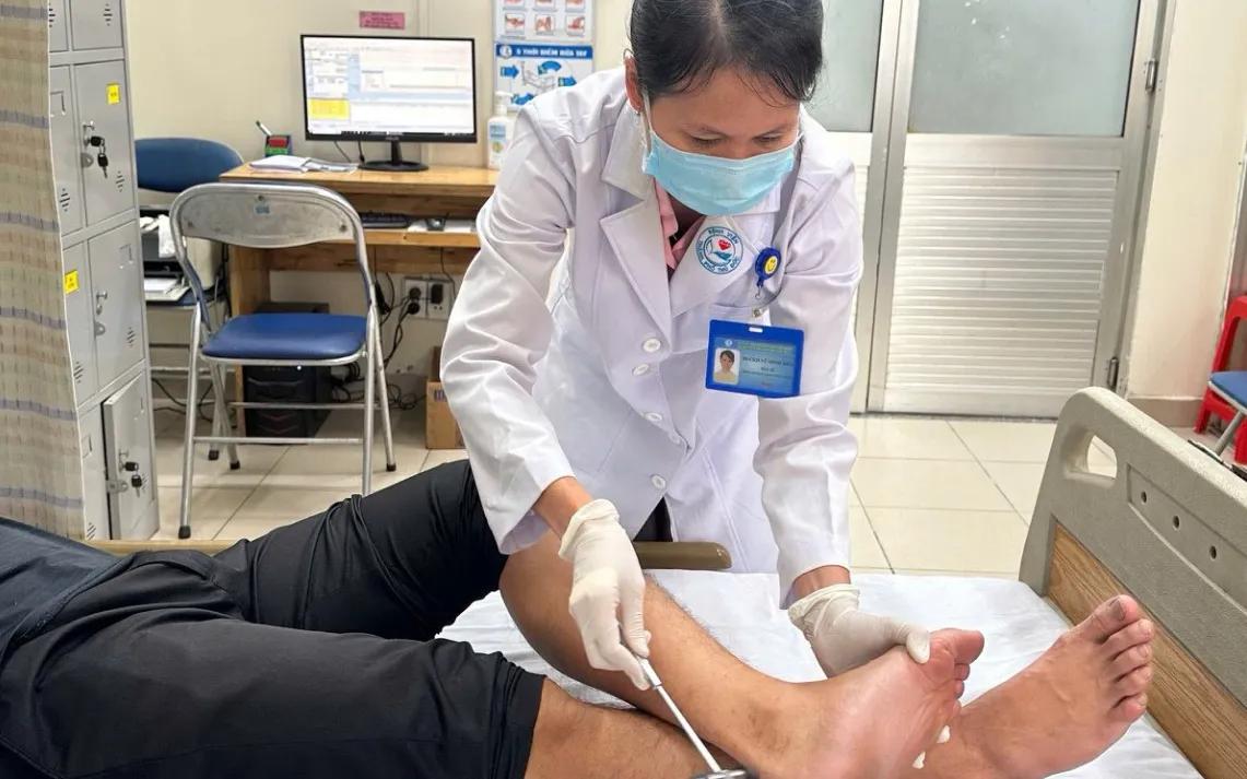 V&igrave; sao người đ&aacute;i th&aacute;o đường dễ gặp biến chứng b&agrave;n ch&acirc;n?- Ảnh 1.