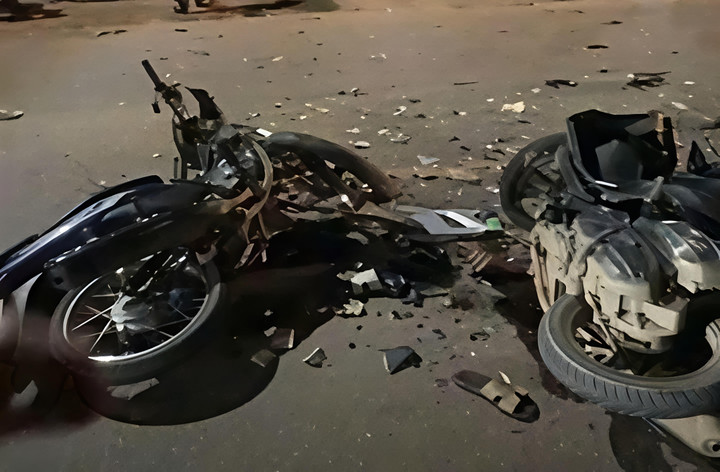 Hai xe m&aacute;y t&ocirc;ng trực diện, 3 người chết- Ảnh 1.