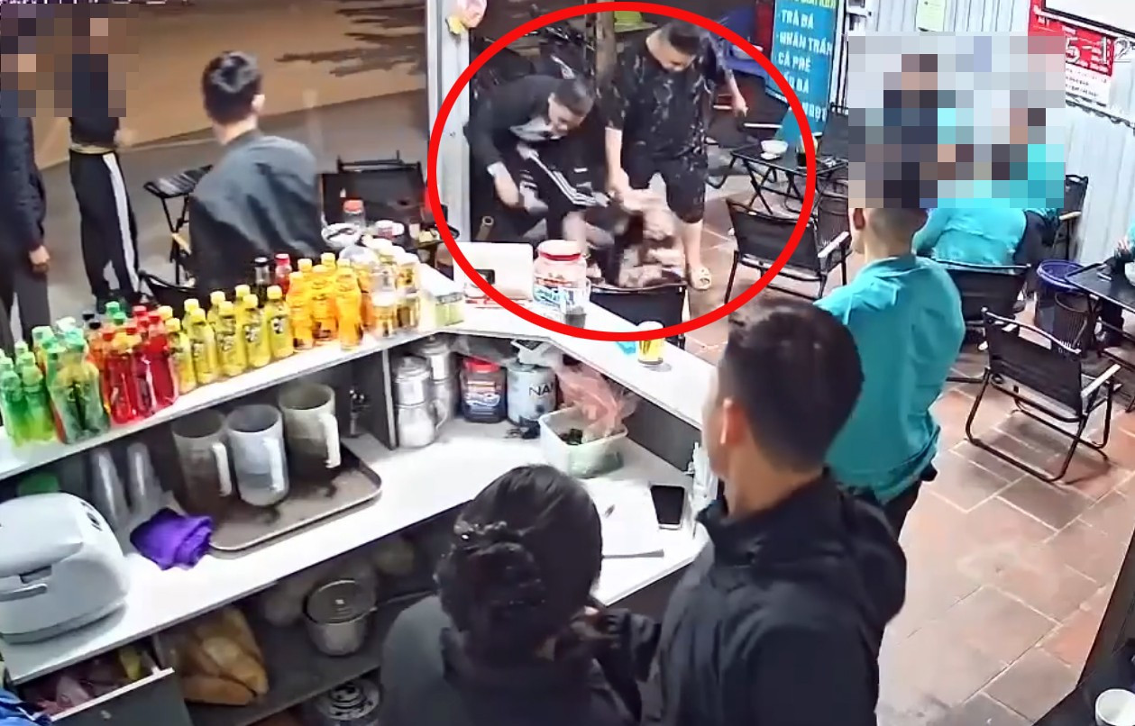 Một thanh ni&ecirc;n bị nh&oacute;m người d&ugrave;ng dao tấn c&ocirc;ng ở h&agrave;ng ăn uống trong bến xe Gi&aacute;p B&aacute;t- Ảnh 2.