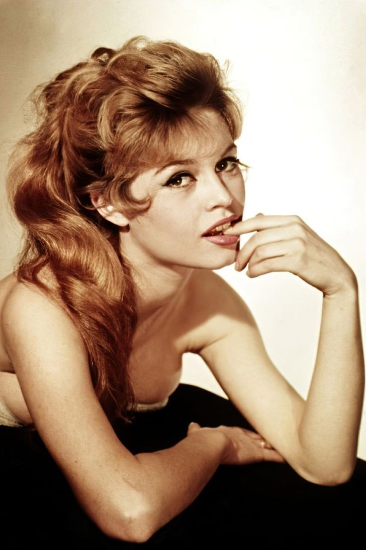 Nhan sắc ph&aacute; vỡ mọi chuẩn mực của biểu tượng điện ảnh vừa qua đời- Ảnh 5.