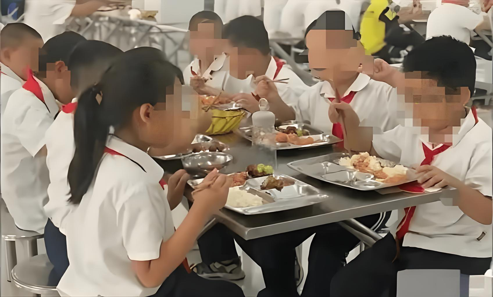 Con trai kh&ocirc;ng chịu ăn cơm trường, ng&agrave;y n&agrave;o cũng mang cơm hộp rồi bị bạn b&egrave; kỳ thị, 9 ng&agrave;y sau cả lớp đồng loạt xin lỗi- Ảnh 2.