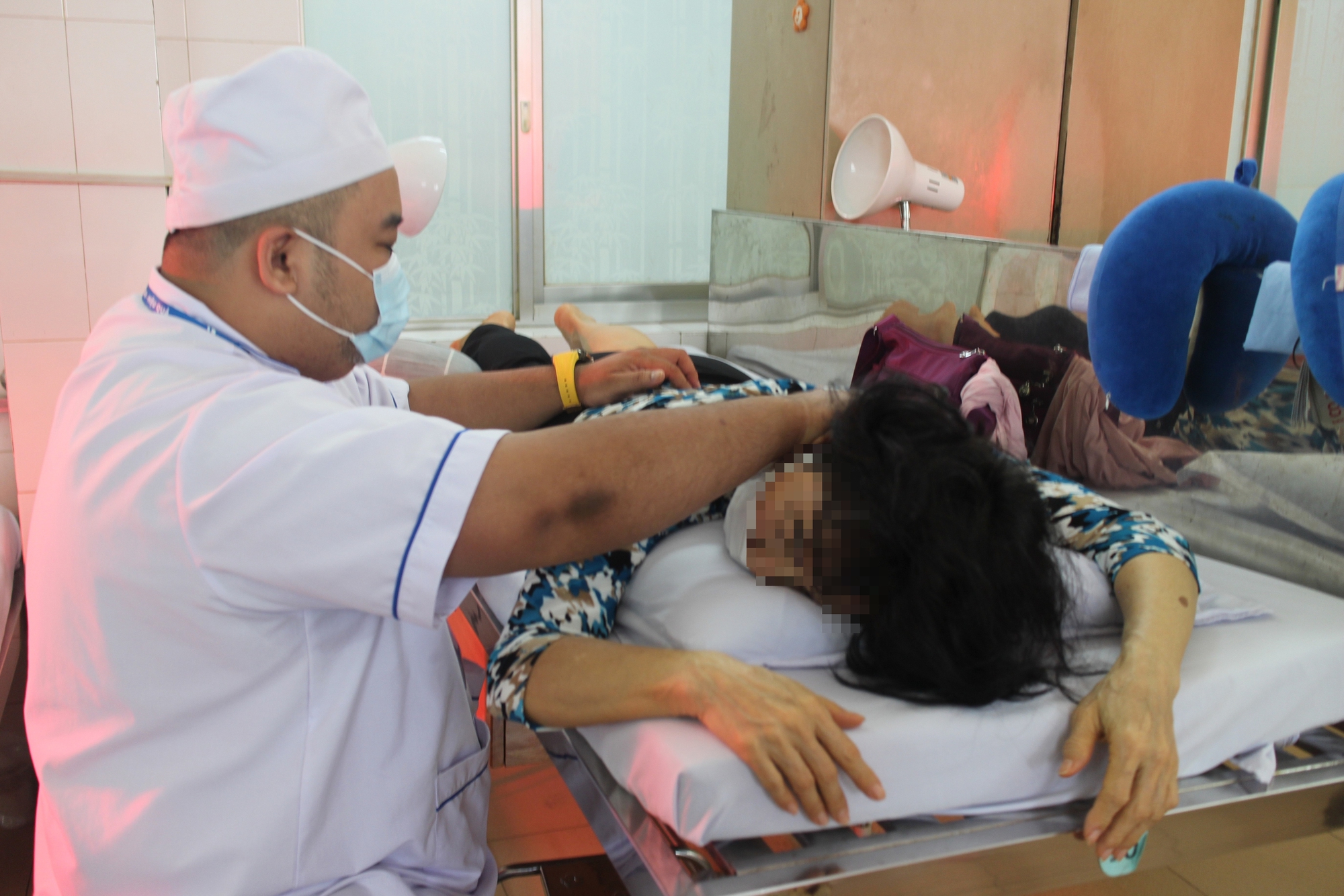 Ch&oacute;ng mặt k&eacute;o d&agrave;i, nguy cơ tiềm ẩn đột quỵ- Ảnh 1.