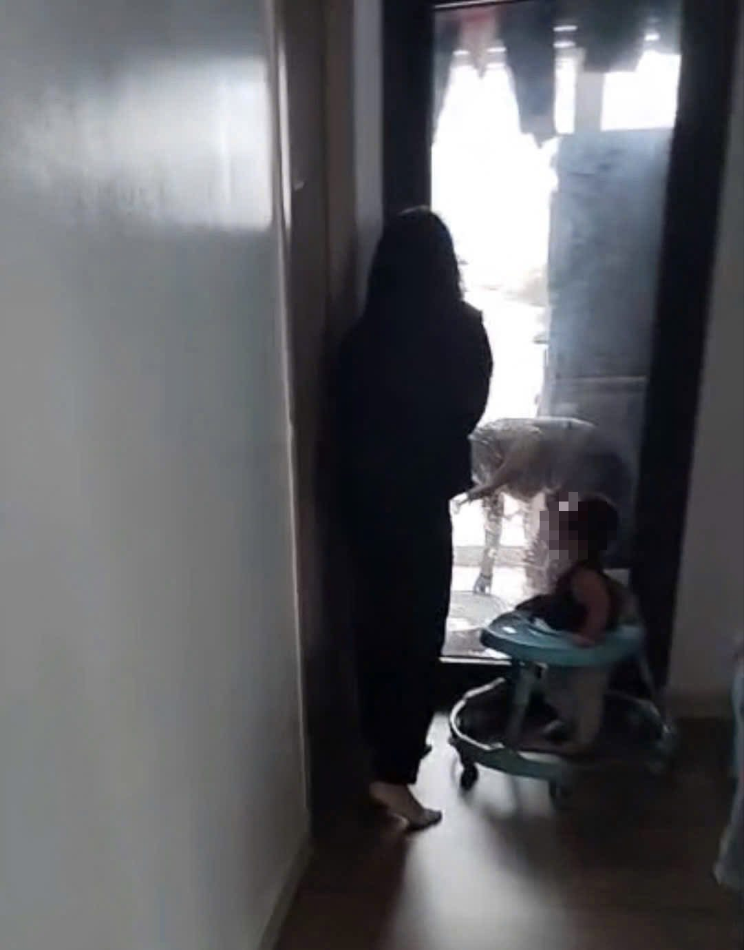 Bức ảnh chụp lô gia căn hộ chung cư khiến nhiều người giật mình thắc mắc: Sao có thể như vậy?- Ảnh 3. Bức ảnh chụp lô gia căn hộ chung cư khiến nhiều người giật mình thắc mắc: Sao có thể như vậy?- Ảnh 3.