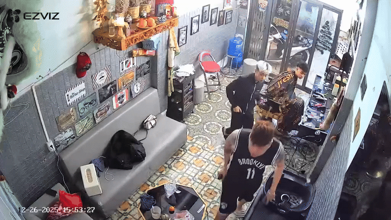 Clip tiệm t&oacute;c h&uacute; hồn v&igrave; nam thanh ni&ecirc;n rơi thủng trần nh&agrave; xuống đất ở Bắc Ninh: Chuyện kh&ocirc;ng ngờ ph&iacute;a sau- Ảnh 1.